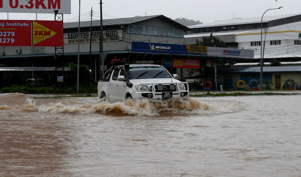 A vehicle is seen stuck in the flood near Donggongon June 27, 2020. u00e2u20acu201d Bernama pic