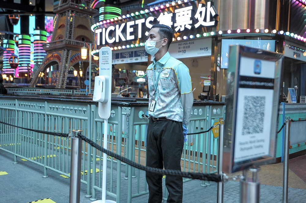 A theme park staff waits for customers at one of the many rides in Genting Highlands June 19, 2020. ― Picture by Shafwan Zaidon