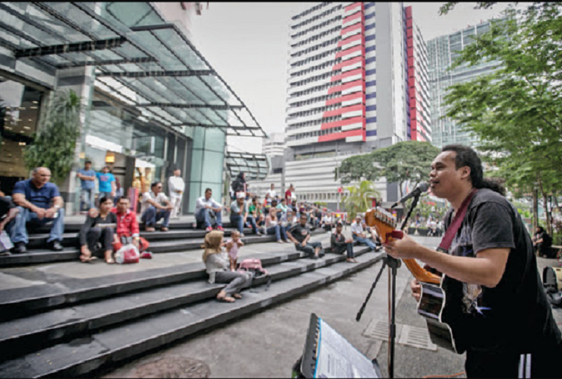 Vishnu argued that busking can also attract crowds just the same as live entertainment in pubs. ― Picture by Hari Anggara