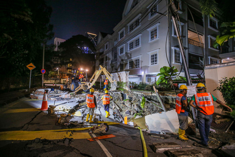 Air Selangor contractors are pumping water from a sinkhole that occurred at Residency 16, Jalan Taman U Thant July 19, 2020. Kuala Lumpur City Hall (DBKL) closed the road for fear of endangering public safety. u00e2u20acu201d Picture by Hari Anggara