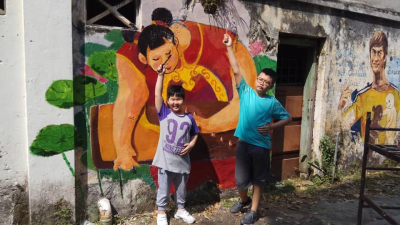 Some of Eric Lai's charges are also roped in to draw the mural behind the back lane of Taman Jubilee. Today the back lane has been recognised by Perak state government as the Ipoh Art Lane. — Picture via Facebook