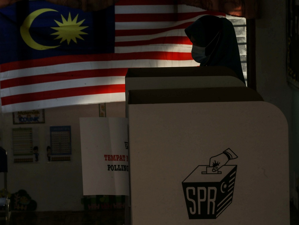 A woman casts her vote at the Sekolah Kebangsaan Aminnudin Baki polling station in Slim River August 29, 2020. u00e2u20acu201d Picture by Farhan Najib