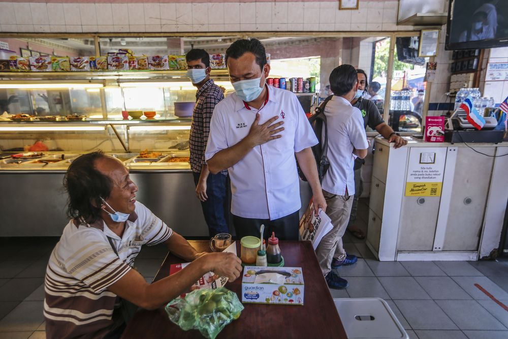 Warisan party candidate for the Likas constituency Tan Lee Fatt from DAP  contesting under Parti Warisan Sabah conducts a walkabout at the Gaya Street (Sunday Market) in Kota Kinabalu, Sabah September 13, 2020. — Picture by Firdaus Latif