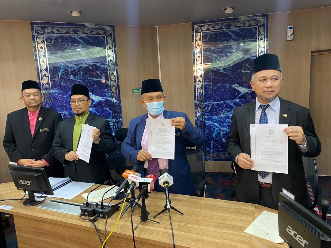 Johor Islamic Religious Affairs Committee chairman Tosrin Jarvanthi (third from left) holds up the state governmentu00e2u20acu2122s gazette prohibiting the activities of Hizbut Tahrir within Johor. u00e2u20acu201d Picture by Ben Tan