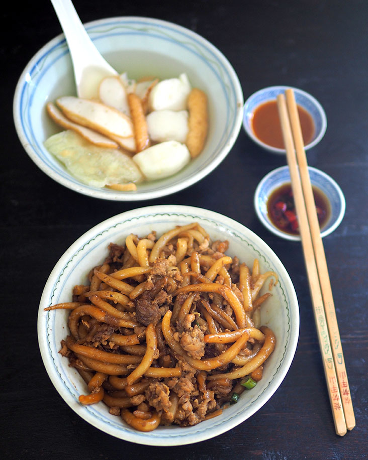 For the dry version, the noodles is tossed with minced meat and soy sauce that is delicious accompanied with the fish balls, fish cake and fish maw