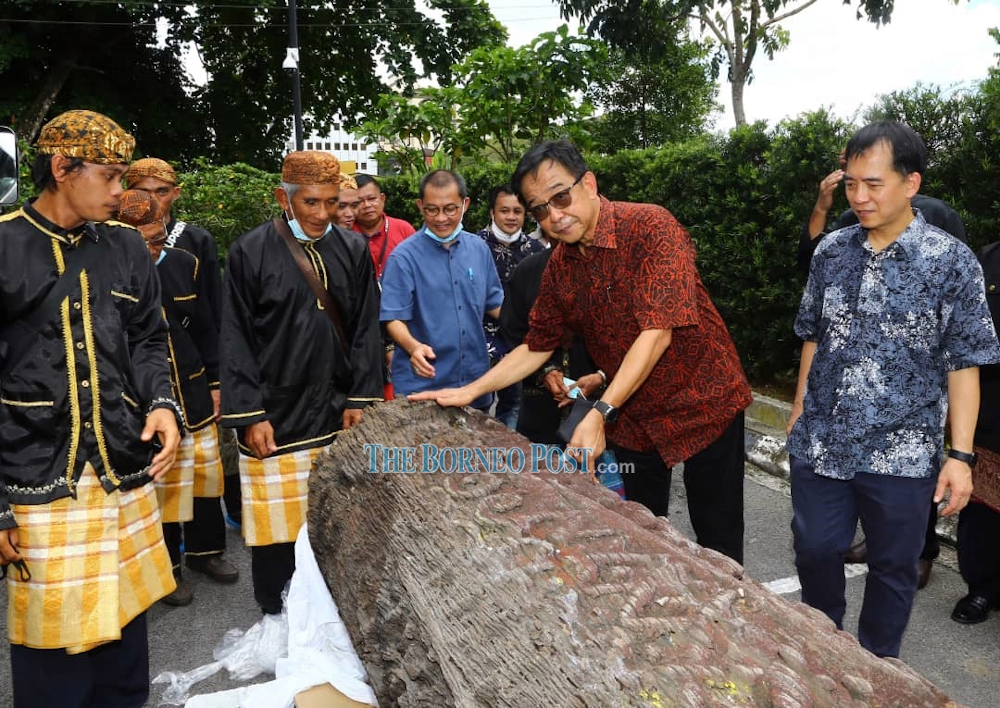 Datuk Abdul Karim Rahman Hamzah (2nd right) and Hii Chang Kee(right) with the u00e2u20acu02dckelidiengu00e2u20acu2122 of the Melanau. u00e2u20acu201d Borneo Post pic