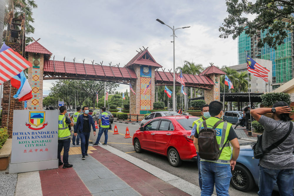 Police officers monitoring the situation in Gaya street after flash mob protesters held small demonstrations around the capital this afternoon in Kota Kinabalu September 28, 2020. — Picture by Firdaus Latif 