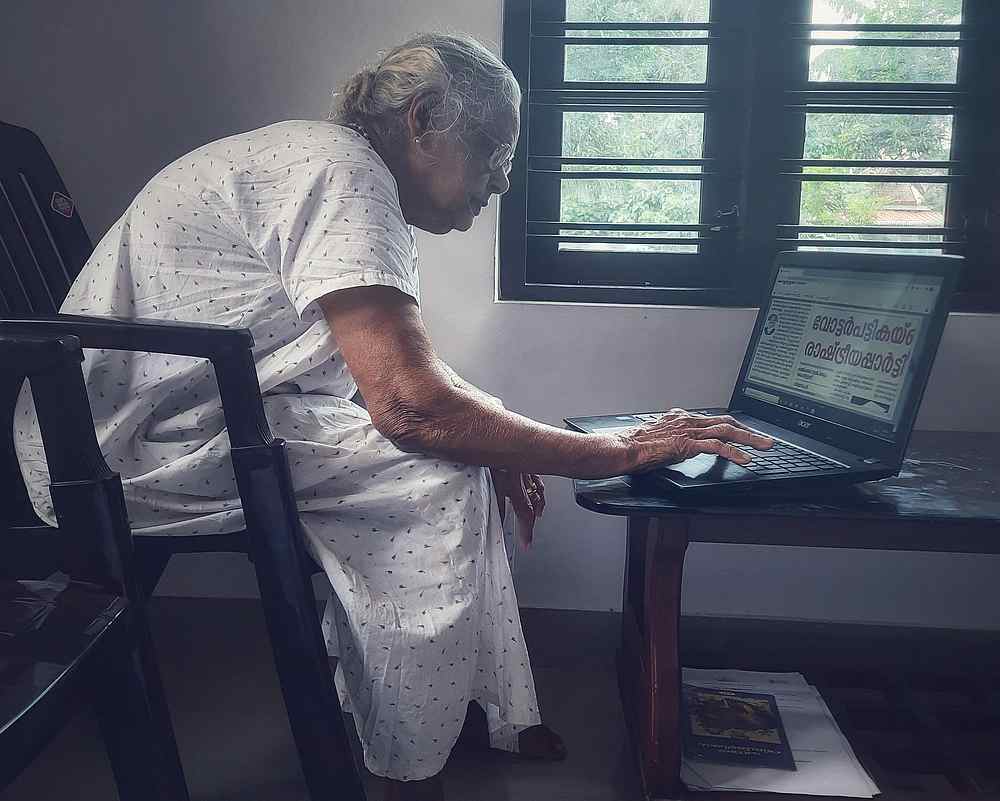 Mary Matthew reading the online Malayalam news. u00e2u20acu201d Picture courtesy of Reddit/u/achilleswetheel