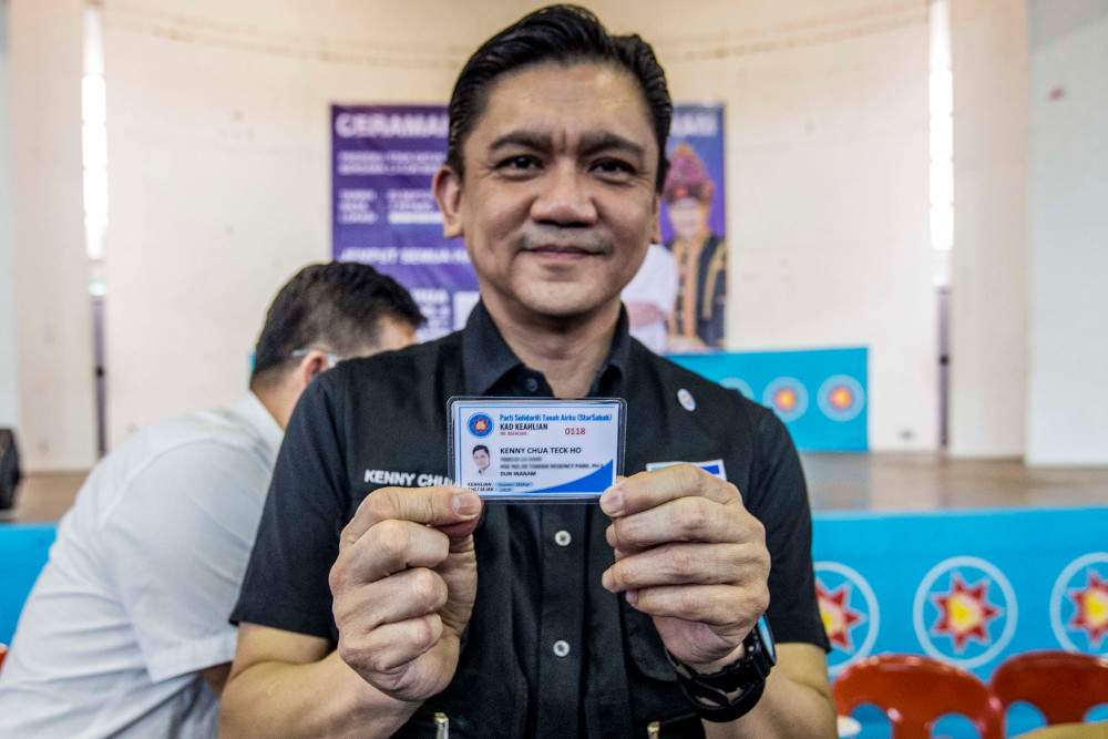 Independent candidate for Inanam constituency Kenny Chua showing his STAR member card in Menggatal, Sabah September 22, 2020. u00e2u20acu201d Picture by Firdaus Latif.