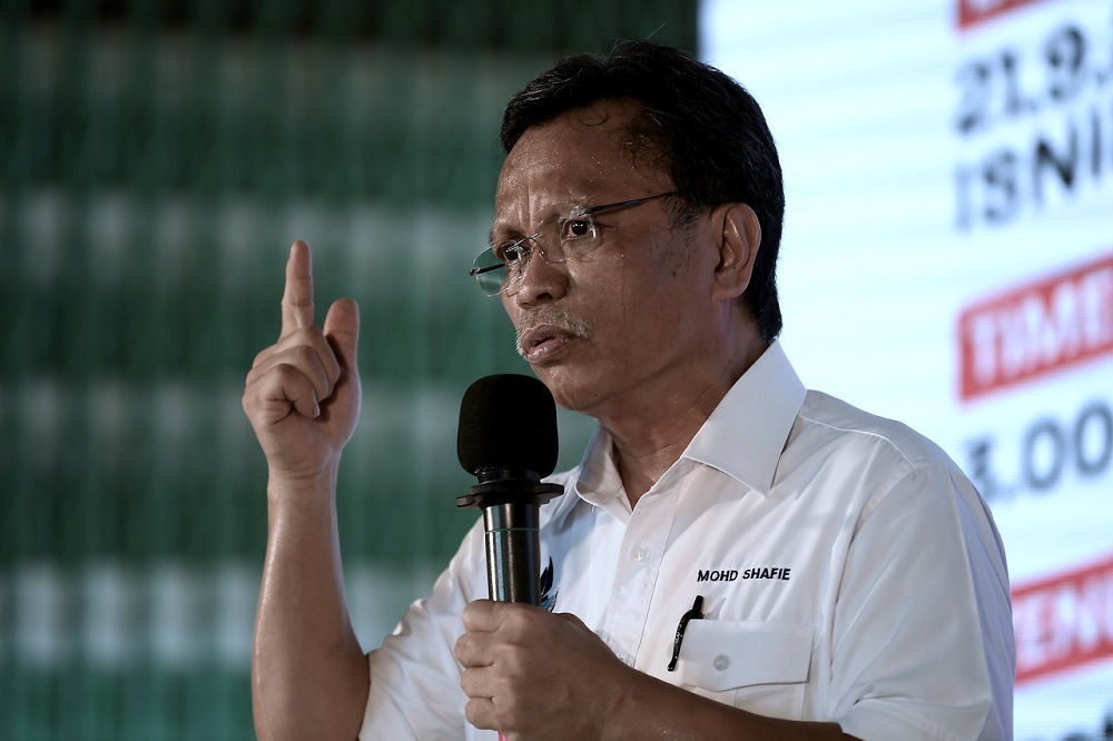 Sabah Assembly Opposition Leader Datuk Seri Mohd Shafie Apdal said the state government needed to take aggressive and effective measures including controlling entry into Sabah as well as providing health facilities to the people. ― Bernama pic