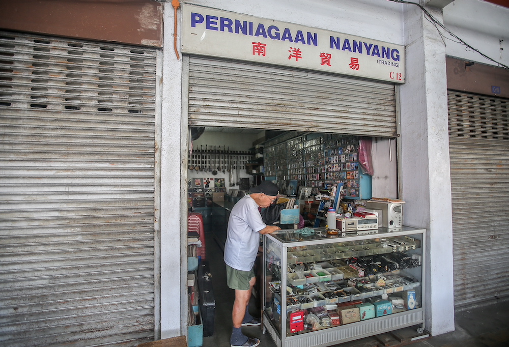 Shopkeeper Cheng Ah Lek still diligently opens the outlet despite a dwindling clientele.nu00e2u20acu201d Photo by Farhan Najib