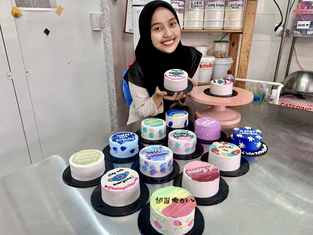 Minimalist Korean-style cakes have become a lifeline for Nuraina Ezzati Abdul Rahman after experiencing sales decline following a closure of her bakery shop due to MCO. u00e2u20acu201d Bernama pic