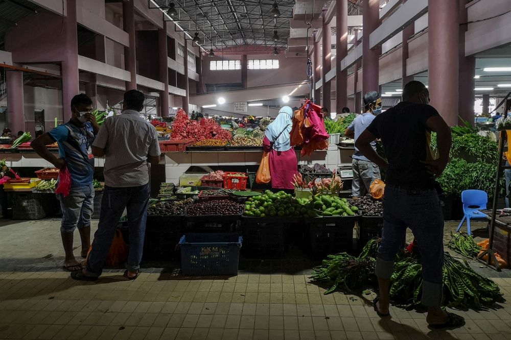 People do their shopping at a wet market in Klang October 8, 2020. — Picture by Miera Zulyana