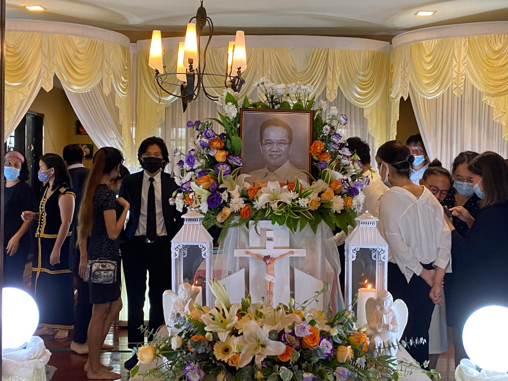 Family and friends paying their last respects to the late VK Liew. u00e2u20acu201d Picture by Julia Chan