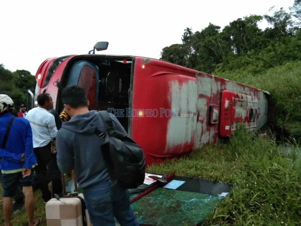 The driver was believed to have lost control of the express bus at Jalan Paradom, near Sibu. u00e2u20acu201d Picture via Borneo Post
