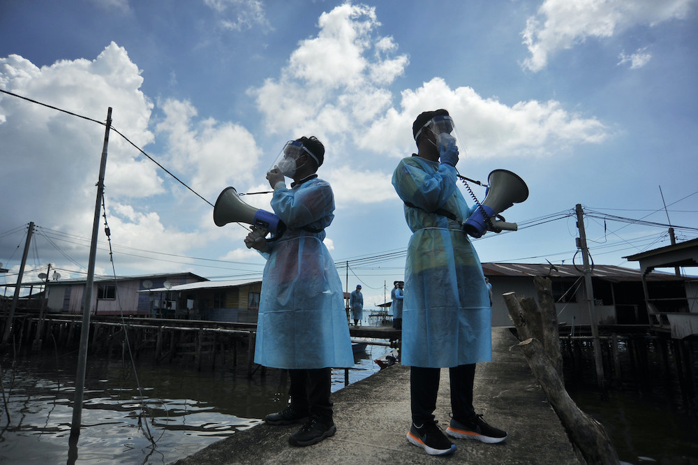 Labuan Health Department personnel on a walkabout at Kampung Bebuloh Laut to increase villagersu00e2u20acu2122 awareness of the Covid-19 pandemic, November 12, 2020. u00e2u20acu201d Bernama pic