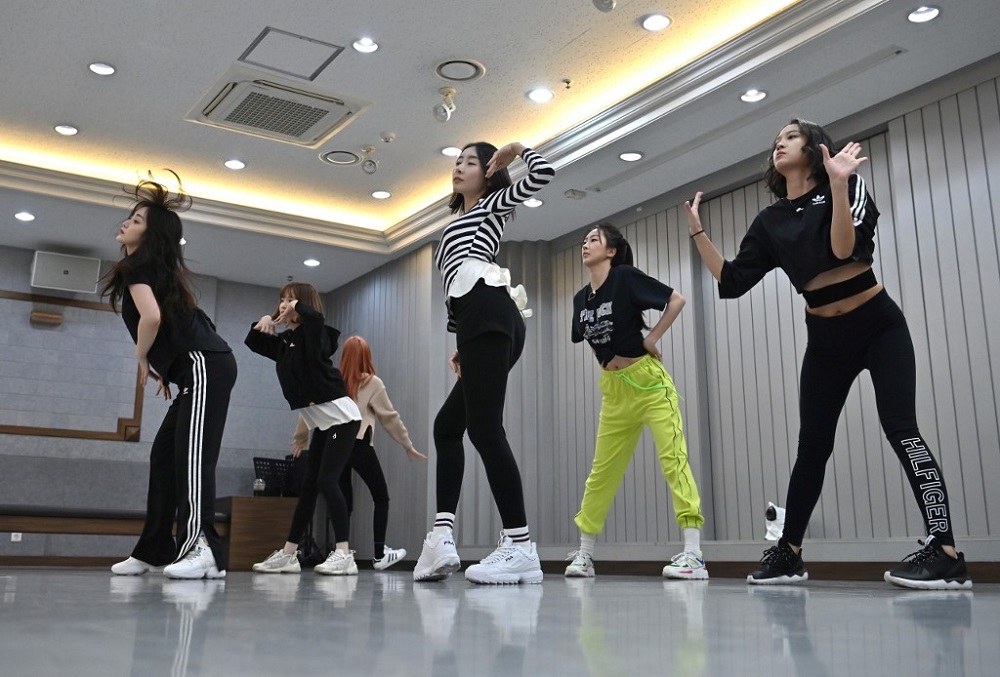 South Korean singer Ryu Sera (left) dancing with other competitors during a recording of a television show ‘Miss Back’ in Seoul November 13, 2020. — AFP pic