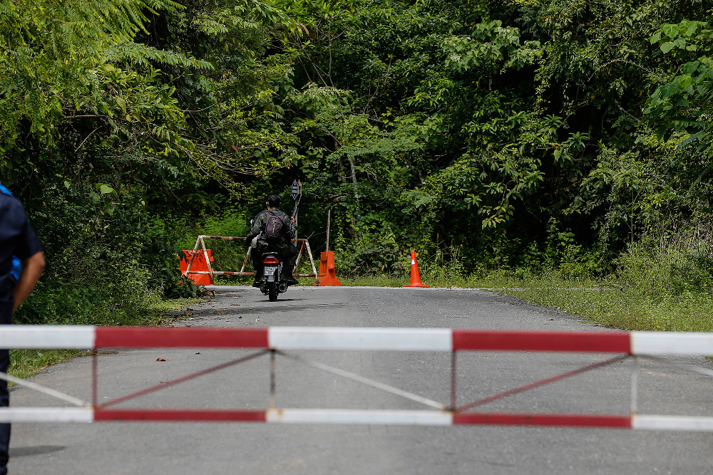 Members of the General Operations Force keep watch near the Taman Radzi PGA Post in Padang Besar, Perlis November 24, 2020. — Picture by Sayuti Zainudin