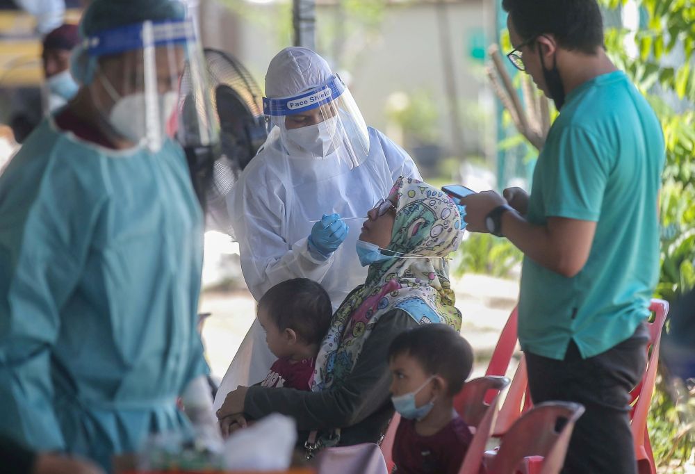 Healthcare workers from the Perak Health Department collect swab samples from residents of Taman Meru 2C in Ipoh to test for Covid-19 November 16, 2020. u00e2u20acu201d Picture by Farhan Najib