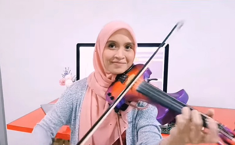 Endang says selling off the violin will help a lot with her fatheru00e2u20acu2122s aftercare and putting food on the table for her three children. u00e2u20acu201d Picture courtesy of Endang Hyder