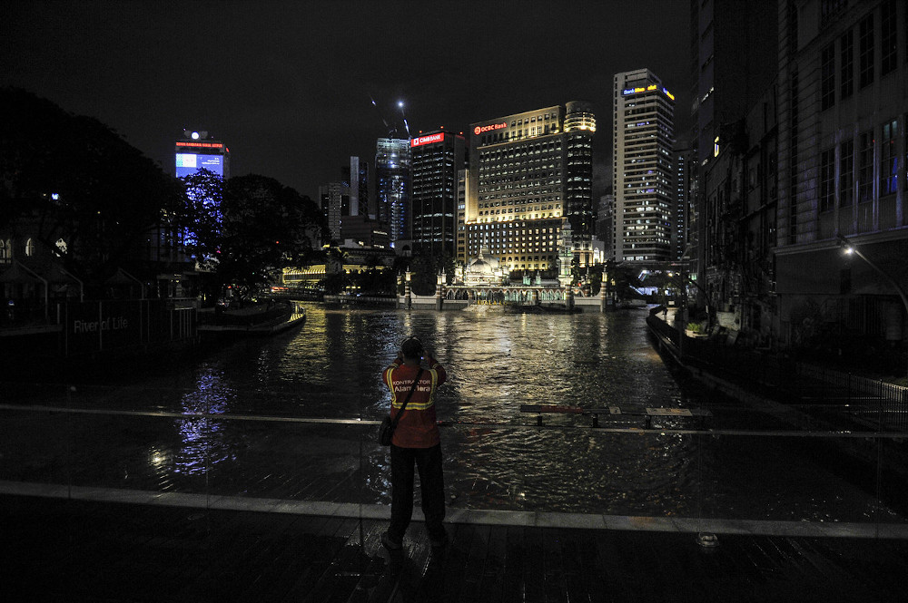 An Alam Flora worker takes a picture of the Klang River near Masjid Jamek which was flooded due to heavy rain November 17, 2020. u00e2u20acu201d Bernama pic 