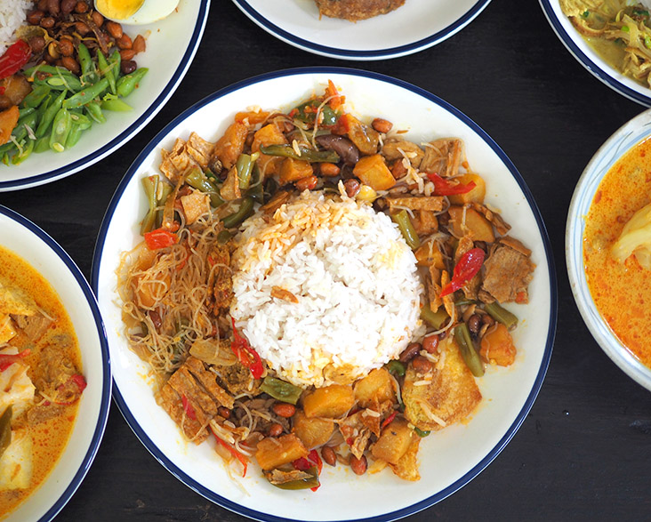 Something unusual and unique to Medan is the 'nasi sayur' where you mix rice with a stir fry of potatoes, tempeh, long beans and glass noodles