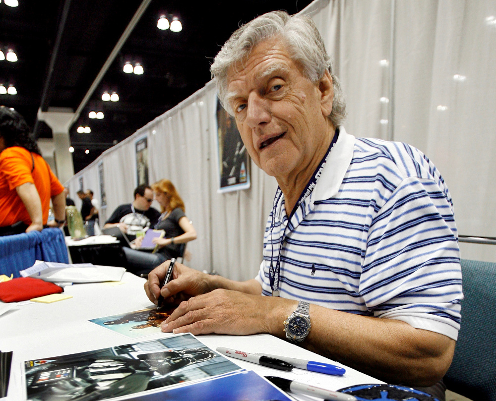 Actor David Prowse, who portrayed Darth Vader, signs autographs during the opening day of u00e2u20acu02dcStar Wars Celebration IVu00e2u20acu2122 in Los Angeles in this file photo taken on May 24, 2007. u00e2u20acu201d Reuters pic
