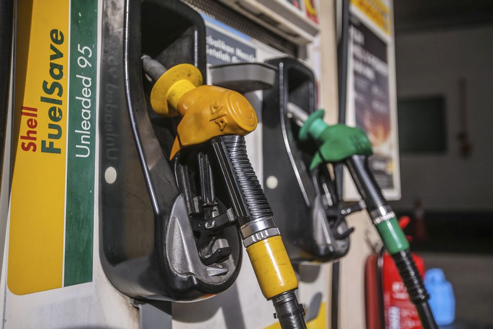 MoF said the retail prices of RON95 petrol and diesel will remain unchanged at RM2.05 and RM2.15 per litre respectively for the same period. — Picture by Hari Anggara