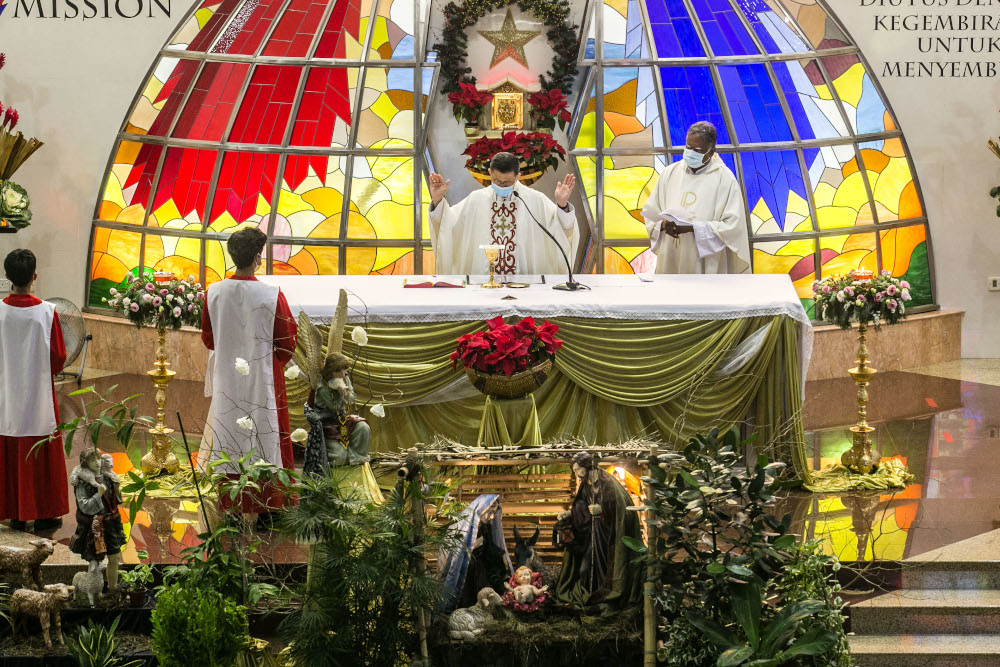 Archbishop of Kuala Lumpur Julian Leow Beng Kim conducting Christmas Mass at the Church of Divine Mercy which was livestreamed to the faithful in Shah Alam December 25, 2020. u00e2u20acu201d Picture by Firdaus Latif