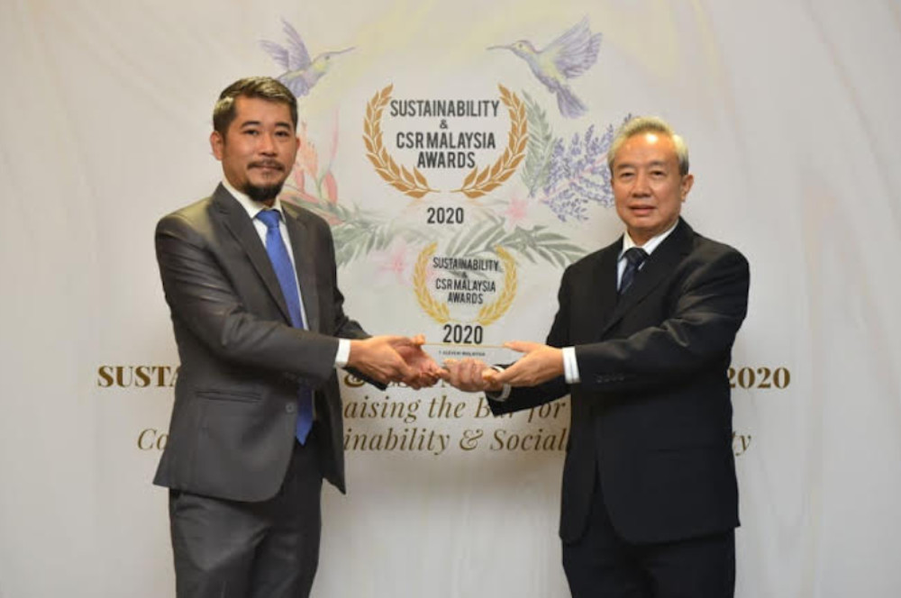 7-Eleven marketing general manager Ronan Lee (left) receiving the award from CSR Malaysia co-chairman Lee Seng Chee. u00e2u20acu201d Picture courtesy of 7-Eleven Malaysia