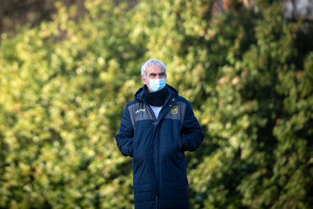 Le nouvel entraîneur français du club de football FC Nantes, Raymond Domenech, arrive pour diriger la séance d'entraînement du club, le 30 décembre 2020, au centre de formation de la Jonelière, à La Chapelle-sur-Erdre, en périphérie de Nantes.  - Photo AFP