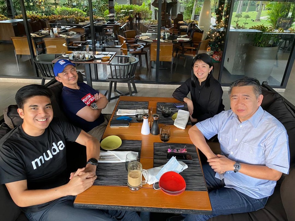 Parti Amanah Negara (Amanah) deputy president Datuk Seri Salahuddin Ayub (far right) is seen with other Johor-based Opposition MPs during a recent meeting in the state earlier this week. u00e2u20acu201d Picture by Amni Jagat