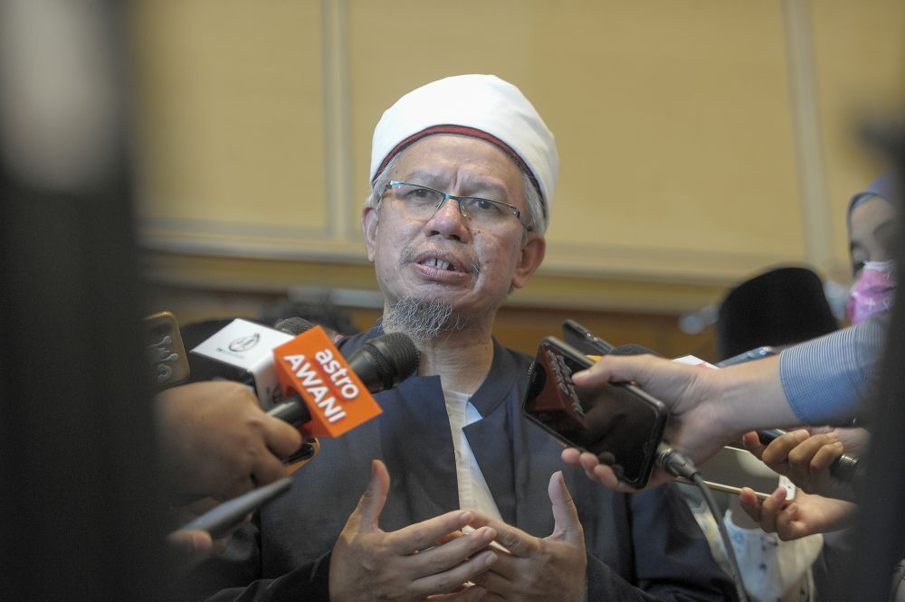 Datuk Zulkifli Mohamad Al-Bakri speaks to reporters at the Movenpick Hotel in Sepang December 24, 2020. u00e2u20acu201d Picture by Shafwan Zaidonnn