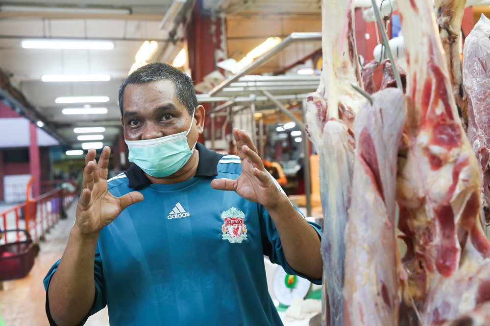 Local and imported frozen beef seller Zamry Shahbhari speaks to Malay Mail at his stall in the PJ Old Town market, December 31, 2020. u00e2u20acu2022 Picture by Choo Choy May 