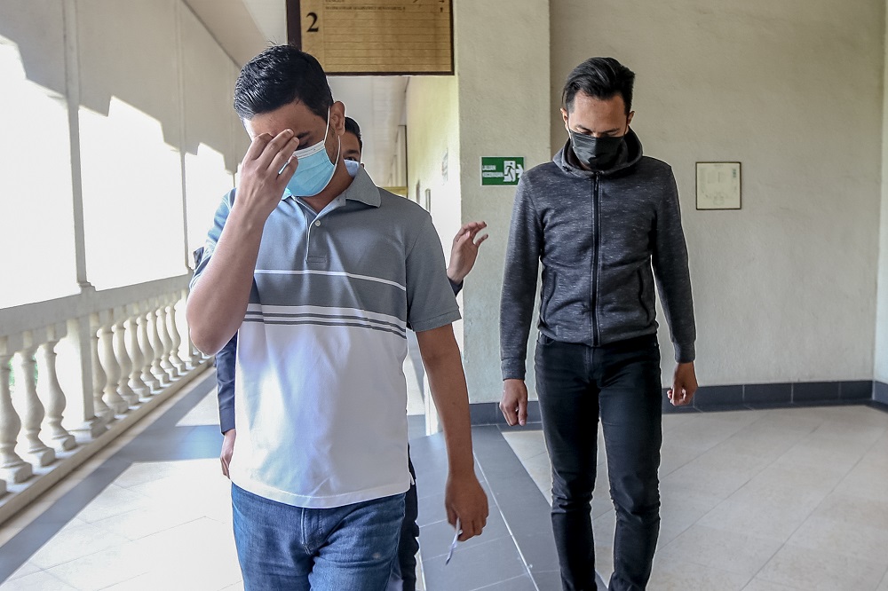 Pakistan national Muhammad Irfan (left) arrives at the Duta court complex in Kuala Lumpur December 11, 2020. ― Picture by Firdaus Latif