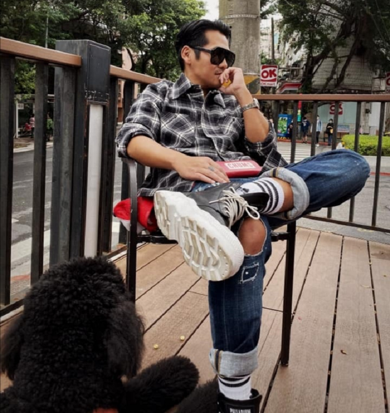Taiwan-based Malaysian singer Gary Chaw has won social media praises for helping a stray dog that had been found knocked down in Taipei. u00e2u20acu201c Picture via Facebook Gary Chaw 