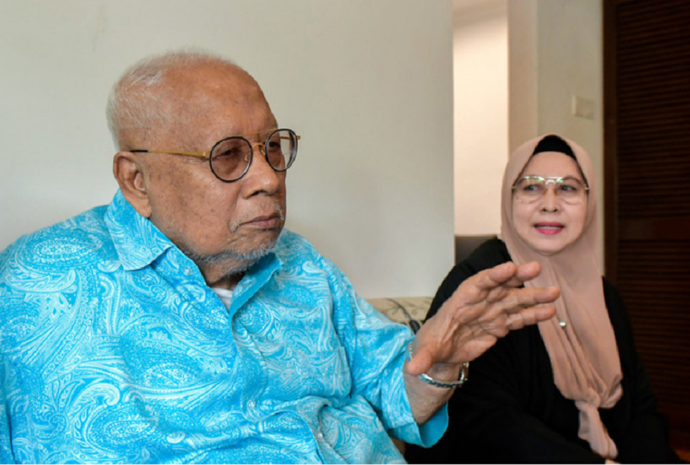 Tun Mohamed Salleh Abas Salah (left) and his wife, Toh Puan Junaidah Wan Jusoh, during an interview with Bernama in Kuala Lumpur August 19, 2020. u00e2u20acu201d Bernama pic