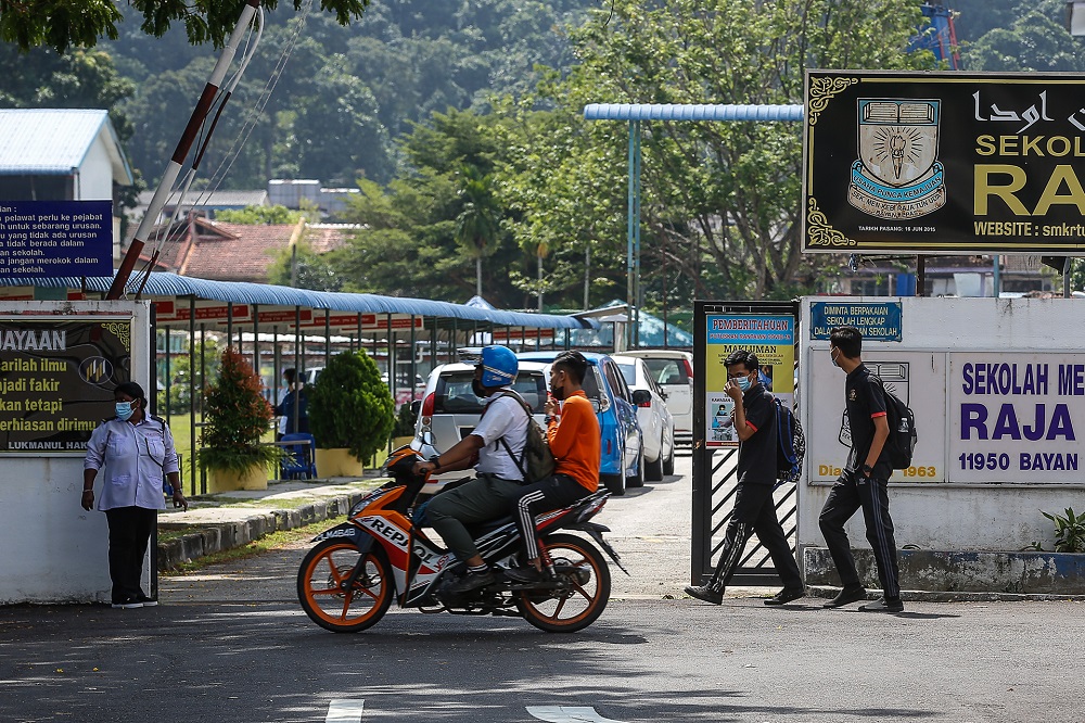 Form 5 student donning facemask are seen leaving the Sekolah Menengah Raja Tun Uda school compound in Bayan Baru January 20, 2020. u00e2u20acu201d Picture by Sayuti Zainudin