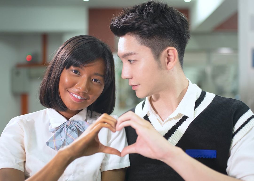 Actress Qiu Wen (left) plays a schoolgirl taunted by her classmates for having dark skin while Haoren is a secret admirer who leaves gifts at her desk to help her lighten her complexion. u00e2u20acu201d Picture via Instagram/haorened