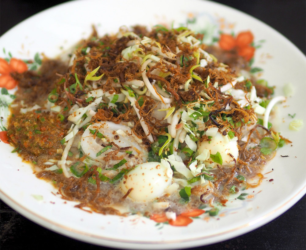 The messy but incredibly tasty 'laksam' special is generously sprinkled with beef 'serunding' to up the level of deliciousness.