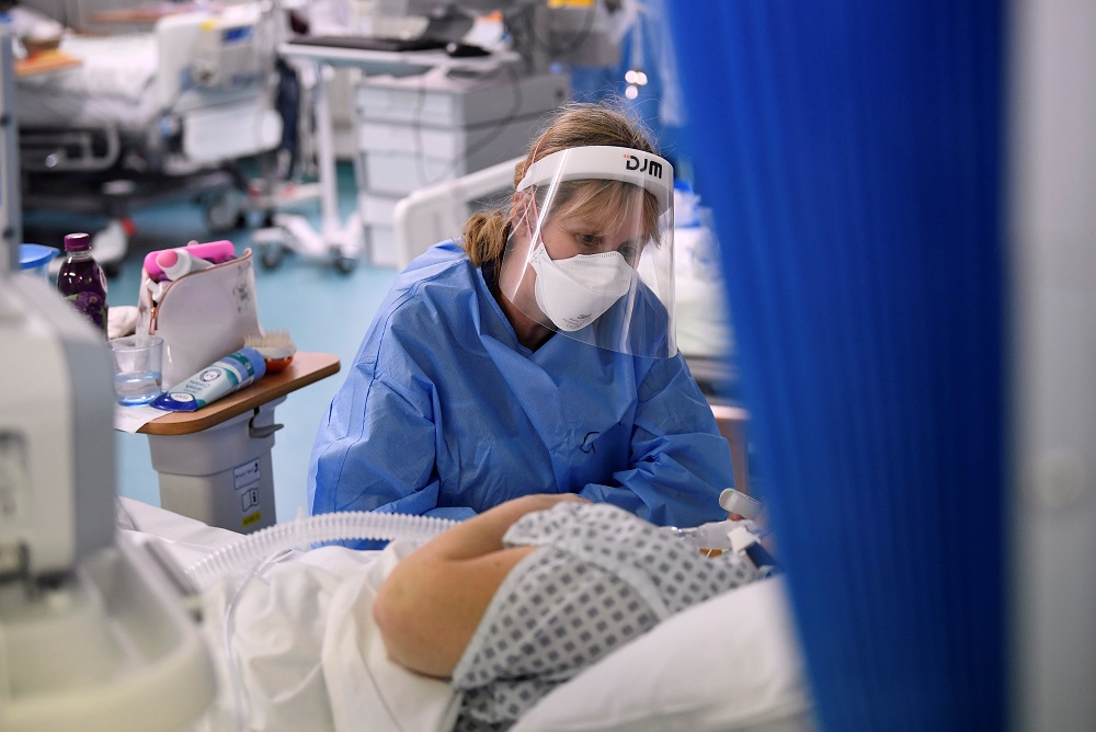 A nurse attends to a patient on a Covid-19 ward at Milton Keynes University Hospital, amid the spread of the Covid-19 pandemic, Milton Keynes, Britain January 21, 2021. u00e2u20acu2022 Reuters pic