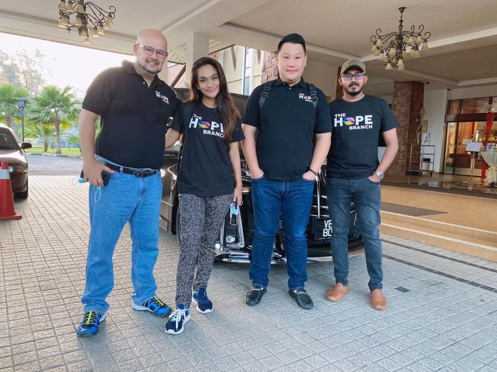Harith (left) and his wife Dr Jezamine Lim are currently aiming to raise RM164,700 to help 1,098 more families in 33 temporary relief centres in SITREP Johor and SITREP Kota Tinggi. — Picture courtesy of The Hope Branch