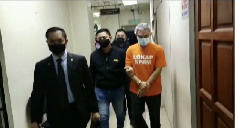 Johor MACC personnel escorting the delivery agent at the Johor Baru Magistrateu00e2u20acu2122s Court after he was remanded for five days starting today. u00e2u20acu201d Picture courtesy of Johor Malaysian Anti-Corruption Commission 