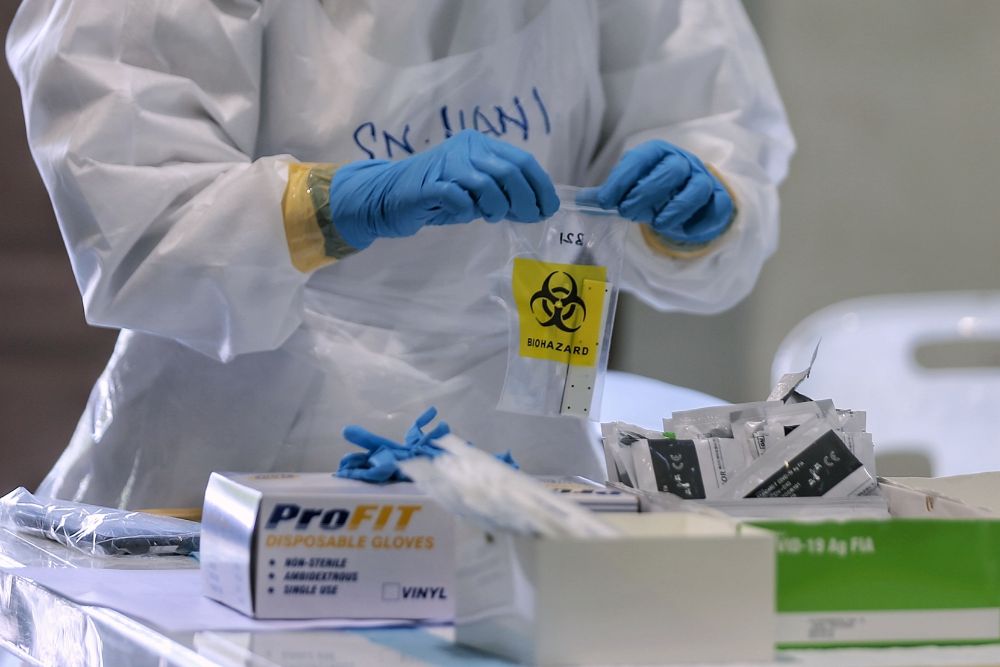 A healthcare worker collects swab samples to test for Covid-19 at Dewan Desa Temuan in Kota Damansara January 29, 2021. — Picture by Ahmad Zamzahuri