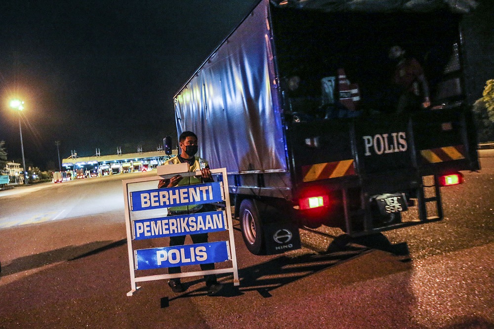 Police officers set up a roadblock at the Gombak Toll Plaza, January 12, 2021. u00e2u20acu2022 Picture by Hari Anggara