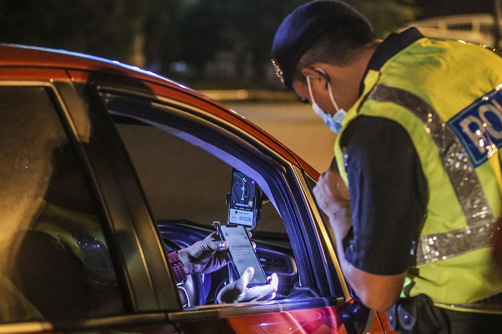 Police officers man a roadblock at the Gombak Toll Plaza, January 12, 2021. u00e2u20acu2022 Picture by Hari Anggara