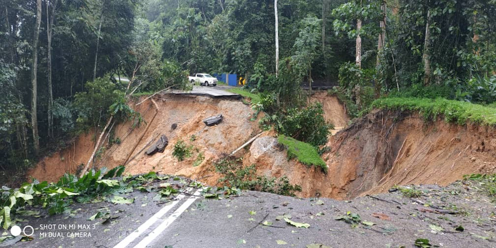 The old Bentong-Raub road, where a landslide destroyed a good portion and cutting off travellers from one end to another. u00e2u20acu201d Picture via Twitter