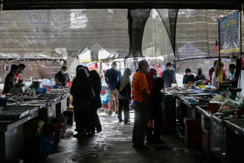 People are seen shopping for groceries on the eve of MCO 2.0 here at the Seberang Jaya Wet Market in Penang January 12, 2021. u00e2u20acu201d Picture by Sayuti Zainudin