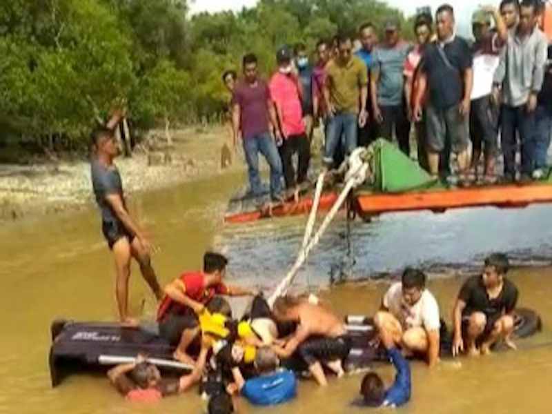 nMembers of the public attempting to aid victims from a four-wheel-drive that rolled off a ferry in Triso wharf in Beladin January 1, 2020.