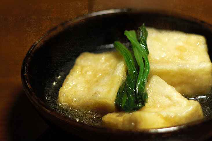 Garnish the 'agedashi dōfu' with some blanched greens of choice.